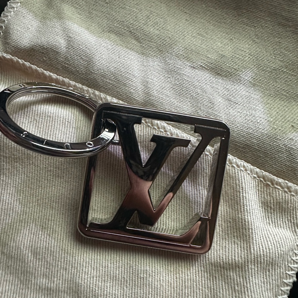 🎈SOLD🎈Louis Vuitton key ring (silver)